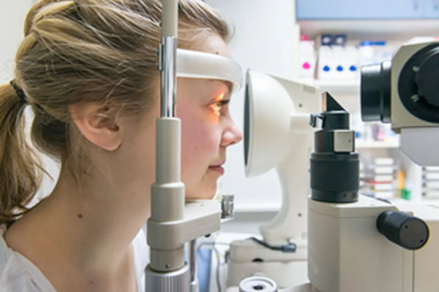 Kunde sucht Brille im Optikfachgeschäft von Augenoptik Klöter