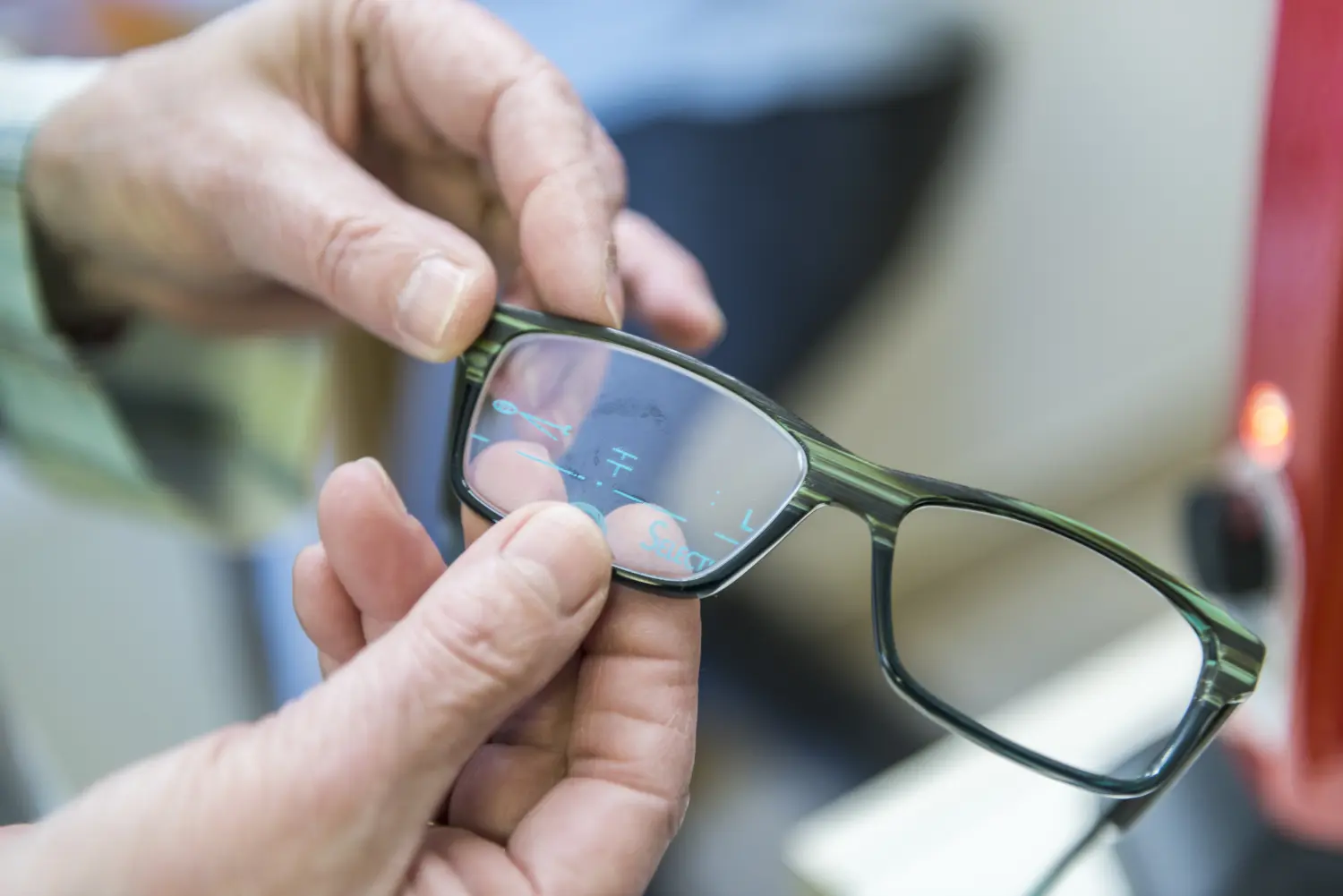 Mann zeigt seine kaputte Brille von Augenoptik Klöter